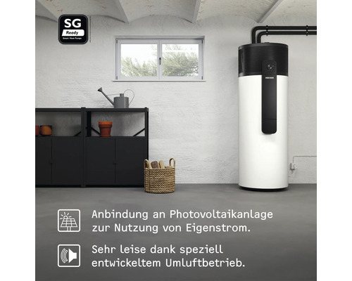 Pompe à chaleur blanche pour eau chaude dans une cave claire avec buffet noir et infos sur le raccordement photovoltaïque et la compatibilité Smart Grid.
