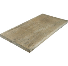 Dalle de terrasse rectangulaire beige en béton avec une surface structurée aspect pierre naturelle.