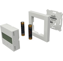 Thermostat Heatit Z-Temp3 avec écran, deux piles AAA, cadre de montage et plaque de montage avec Heatit Logo et symbole Z-Wave Plus.
