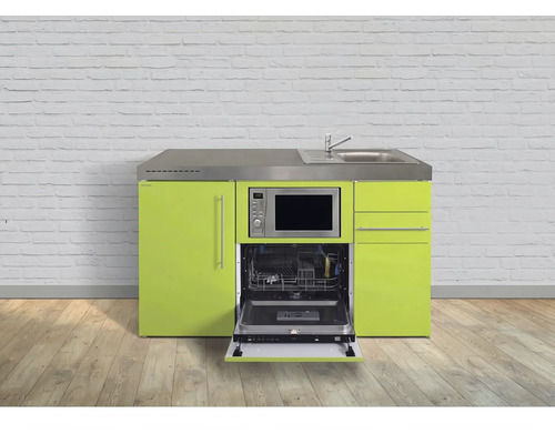 Mini-cuisine moderne avec façades vert tilleul, plan de travail en acier inoxydable, évier, micro-ondes encastré et lave-vaisselle ouvert.