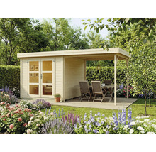 Abri de jardin moderne en bois avec toit plat, double porte vitrée et terrasse couverte avec coin repas dans un jardin.