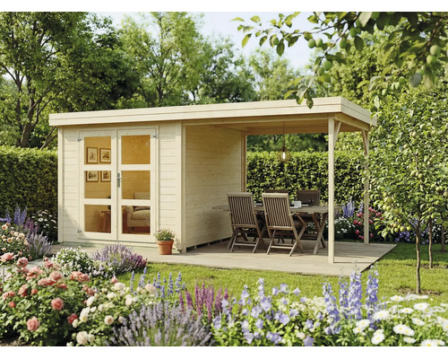 Abri de jardin moderne en bois avec toit plat, double porte vitrée et terrasse couverte avec coin repas dans un jardin.