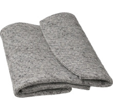 Gefaltetes graues Malervlies aus Textilfasern zum Schutz von Oberflächen bei Malerarbeiten.