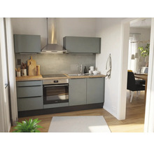 Moderne Küchenzeile mit grauen Fronten, Arbeitsplatte in Holzoptik, Einbaubackofen, Kochfeld, Edelstahl-Dunstabzugshaube und Fliesenspiegel.