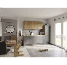 Moderne Einbauküche in Grau und Eiche-Optik mit Essbereich, hellem Fliesenboden und großem Fenster.