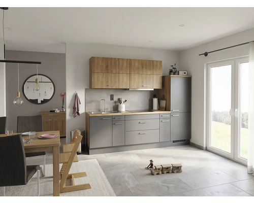 Moderne Einbauküche in Grau und Eiche-Optik mit Essbereich, hellem Fliesenboden und großem Fenster.