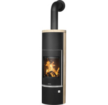 Poêle à bois moderne Justus avec corps noir, éléments clairs aspect bois, feu de bois et tuyau de raccordement noir.