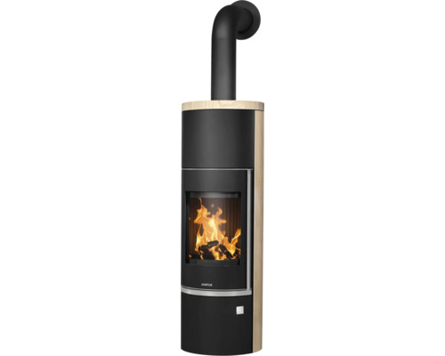 Poêle à bois moderne Justus avec corps noir, éléments clairs aspect bois, feu de bois et tuyau de raccordement noir.