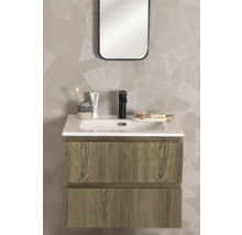 Moderner Waschtischunterschrank in Holzoptik mit weißem Waschbecken, schwarzer Armatur und Spiegel vor einer Wand mit geometrischem Muster.