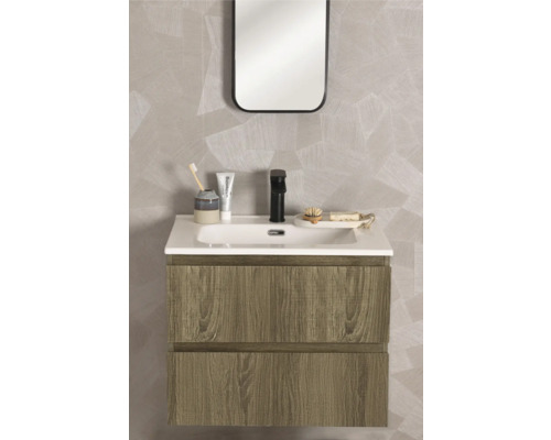 Moderner Waschtischunterschrank in Holzoptik mit weißem Waschbecken, schwarzer Armatur und Spiegel vor einer Wand mit geometrischem Muster.