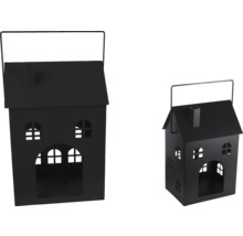 Set aus zwei schwarzen Metall-Windlichtern in Hausform mit Tragebügel und ausgestanzten Fenstern.