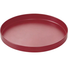 Soucoupe ronde en plastique rouge foncé pour pots de fleurs.