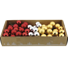 Boules de Noël en rouge, argent et or dans une boîte décorative avec des motifs d'hiver.