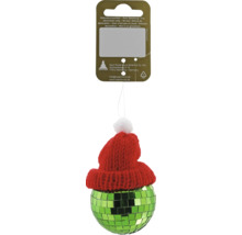 Suspension de Noël boule à facettes verte avec bonnet en tricot rouge et pompon blanc.