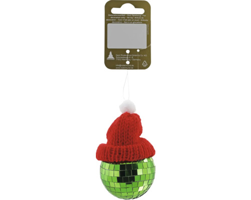 Suspension de Noël boule à facettes verte avec bonnet en tricot rouge et pompon blanc.