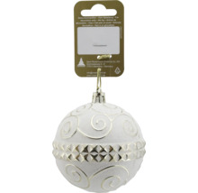 Boule de Noël blanche avec des volutes argentées scintillantes et une bande à motif géométrique au milieu.