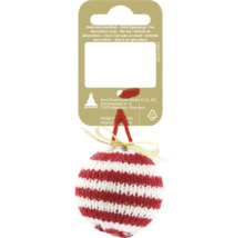 Boule de Noël tricotée, rayée rouge et blanc, nœud doré, ruban rouge. Logo Geroma, symbole de recyclage papier et avertissement ceci n est pas un jouet.