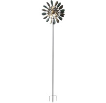 Éolienne de jardin en métal en forme de fleur avec une longue tige et un piquet de terre.