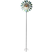 Éolienne de jardin en métal en forme de fleur avec une longue tige et un piquet de terre.
