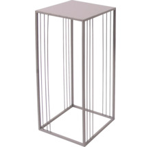 Colonne pour plantes carrée en métal avec structure ajourée.