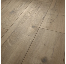 Revêtement de sol stratifié imitation chêne avec veinage prononcé et nœuds apparents.