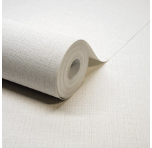 Papier peint texturé avec un aspect lin, rouleau de papier peint partiellement déroulé.