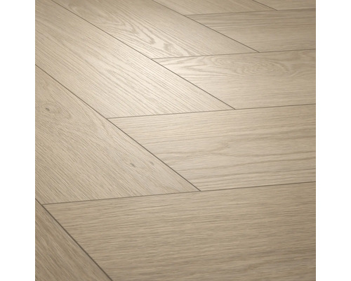 Sol stratifié aspect bois avec motif chevron pour l'intérieur.