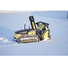 Autonomer Schneefräsen-Roboter von Yarbo mit Kettenantrieb und Auswurfschacht beim Schneeräumen im Außenbereich.