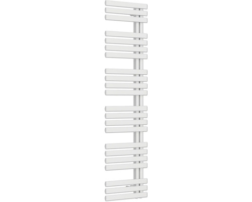 Wäisse Badheizkörper mat flachen horizontalen Paneelen fir d'Buedzëmmer.