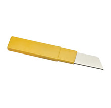 Cutter jaune avec manche en plastique et lame métallique.