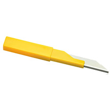 Lames de rechange sécables pour cutter dans un distributeur en plastique jaune.