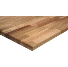 Plan de travail de cuisine en chêne massif avec veinure de bois apparente et aspect lamellé.