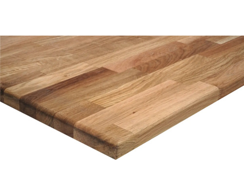 Plan de travail de cuisine en chêne massif avec veinure de bois apparente et aspect lamellé.