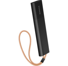 Traceur GPS Invoxia noir avec dragonne en cuir marron pour localiser les véhicules et objets de valeur.