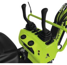 Bedienelemente eines Zipper Minibaggers mit Joysticks, Hebeln und digitalen Anzeigen.