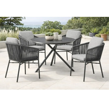 Salon de jardin moderne et organisé avec une table ronde et quatre fauteuils en métal avec tressage en corde et coussins sur une terrasse lumineuse.