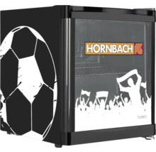 Mini-Kühlschrank mit Hornbach Logo, Fußballgrafik auf der Seite und Fan-Silhouetten auf der Glastür.