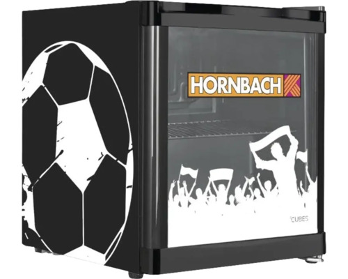 Mini-Kühlschrank mit Hornbach Logo, Fußballgrafik auf der Seite und Fan-Silhouetten auf der Glastür.