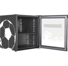 Mini-réfrigérateur ouvert avec un design de football, une porte vitrée et une étagère.
