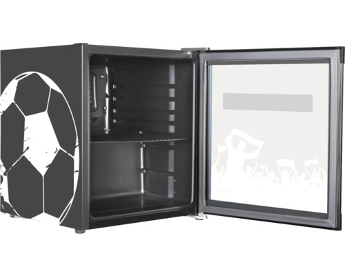 Mini-réfrigérateur ouvert avec un design de football, une porte vitrée et une étagère.