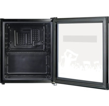 Mini-réfrigérateur noir ouvert avec une étagère grillagée et une porte vitrée avec motif.