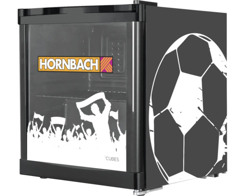 Mini-réfrigérateur avec Hornbach Logo, motif de football et silhouettes de supporters sur la porte vitrée.