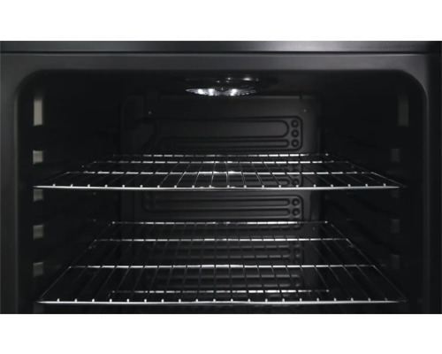 Intérieur d un four avec deux grilles métalliques et un éclairage intérieur allumé au plafond.