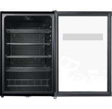 Frigo à boissons ouvert avec porte vitrée et quatre étagères en grille dans un intérieur noir.