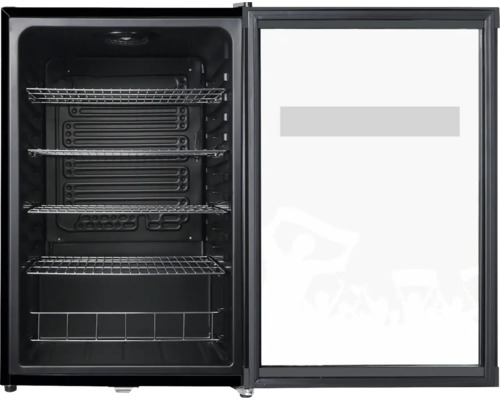 Frigo à boissons ouvert avec porte vitrée et quatre étagères en grille dans un intérieur noir.