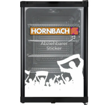 Minikühlschrank mit Glastür, Hornbach Logo und abziehbarem Aufkleber mit Fan-Motiv sowie Metallgitterregalen im Inneren.