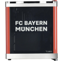 Mini-réfrigérateur FC Bayern München rouge de Cubes avec cadre argenté, porte vitrée et inscription.