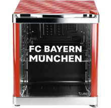 Mini réfrigérateur FC Bayern München avec motif à losanges, porte vitrée, grille métallique, boîtier rouge et Cubes Logo.