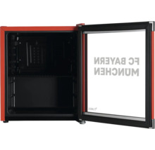 Mini-réfrigérateur avec porte vitrée, logo du FC Bayern München, extérieur rouge, intérieur noir, porte ouverte.