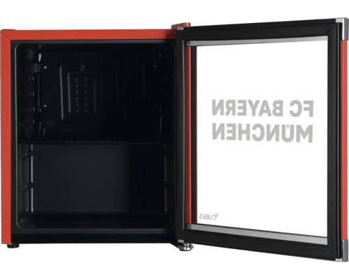 Mini-réfrigérateur avec porte vitrée, logo du FC Bayern München, extérieur rouge, intérieur noir, porte ouverte.